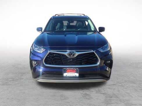 Used 2025 Toyota Highlander Platinum image 2