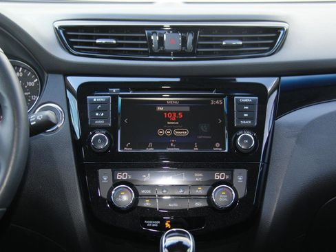 Used 2022 Nissan Rogue Sport SV w/ Technology Package image 16