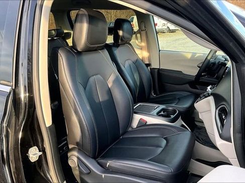 Used 2024 Chrysler Pacifica Touring-L image 7