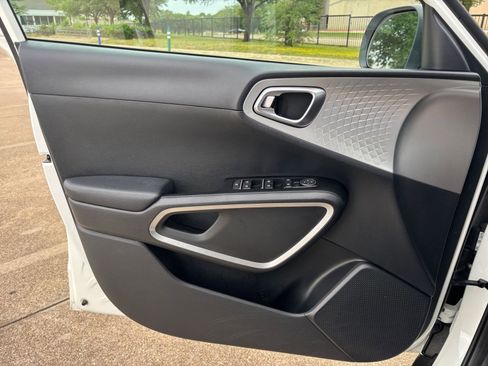 Used 2025 Kia Soul LX w/ LX Technology Package image 18