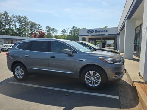 Used 2018 Buick Enclave Essence image 2