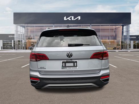 Used 2023 Volkswagen Taos SE w/ Panoramic Sunroof Package FWD image 5