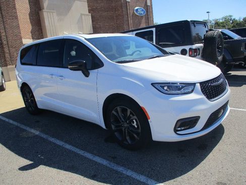 New 2026 Chrysler Pacifica Select image 1