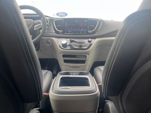Used 2024 Chrysler Pacifica Touring-L FWD image 21