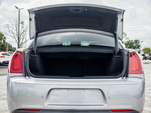 Used 2018 Chrysler 300 S w/ 300S Premium Group RWD image 7