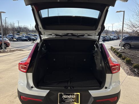 Used 2025 Volvo XC40 B5 Plus image 5