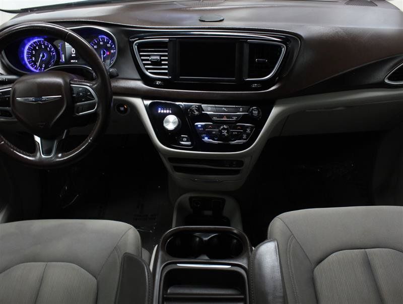Used 2019 Chrysler Pacifica Touring Plus w/ Tire & Wheel Group FWD image 8