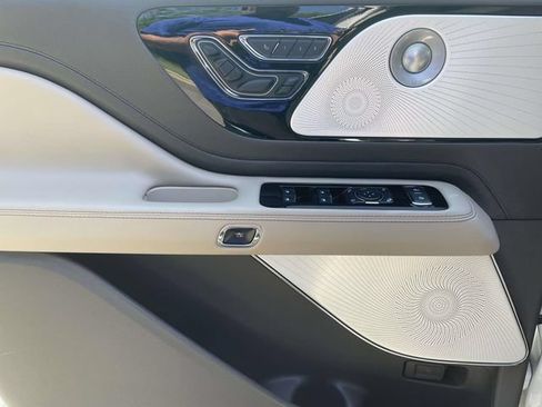 Used 2022 Lincoln Aviator Grand Touring w/ Equipment Group 301A AWD/4WD image 11