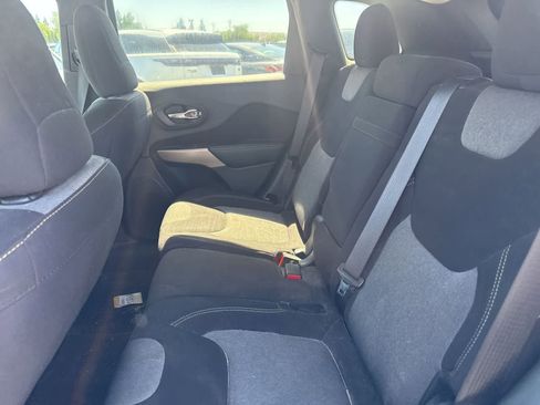 Used 2018 Jeep Cherokee Latitude w/ Altitude Package AWD/4WD image 17