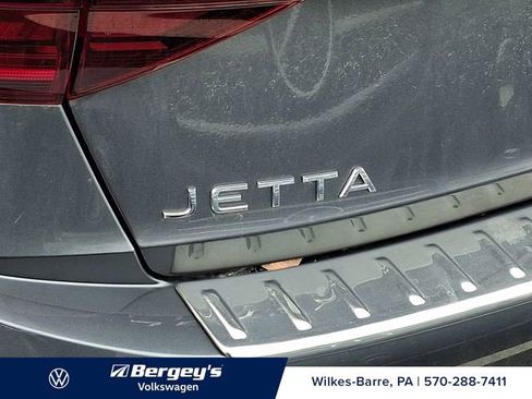 Certified 2023 Volkswagen Jetta SE w/ Panoramic Sunroof Package image 10