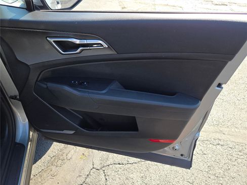 Used 2024 Kia Sportage LX image 6