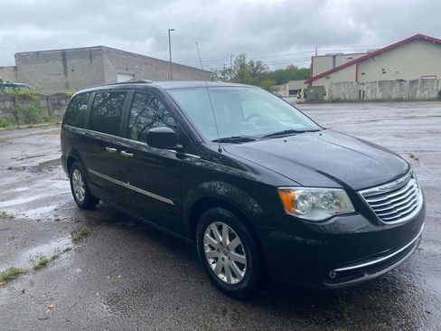 Used 2016 Chrysler Town & Country Touring w/ Driver Convenience Group FWD image 7