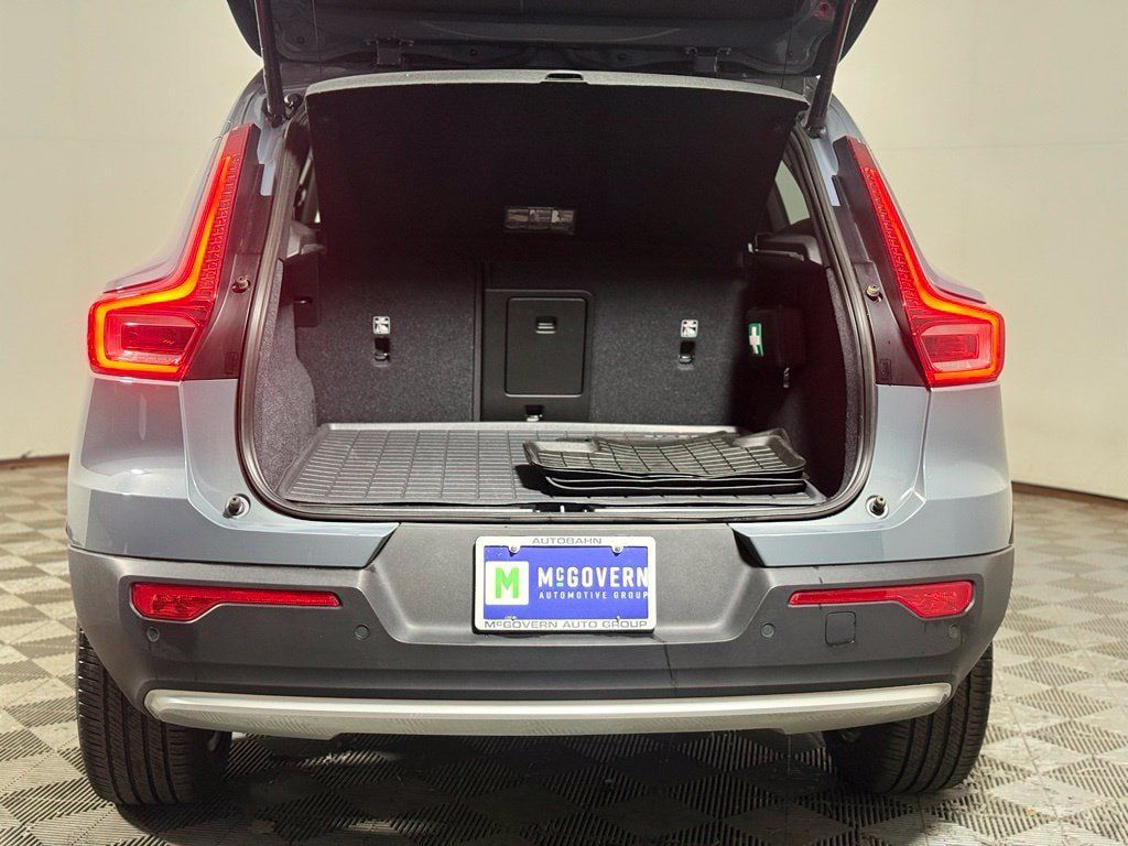 Used 2023 Volvo XC40 B5 Core w/ Convenience Package AWD/4WD image 6