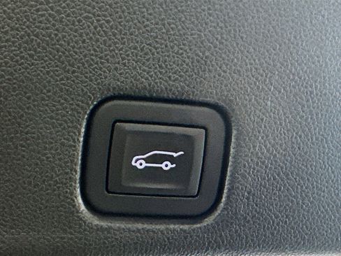 Used 2025 Chevrolet Traverse LT image 32