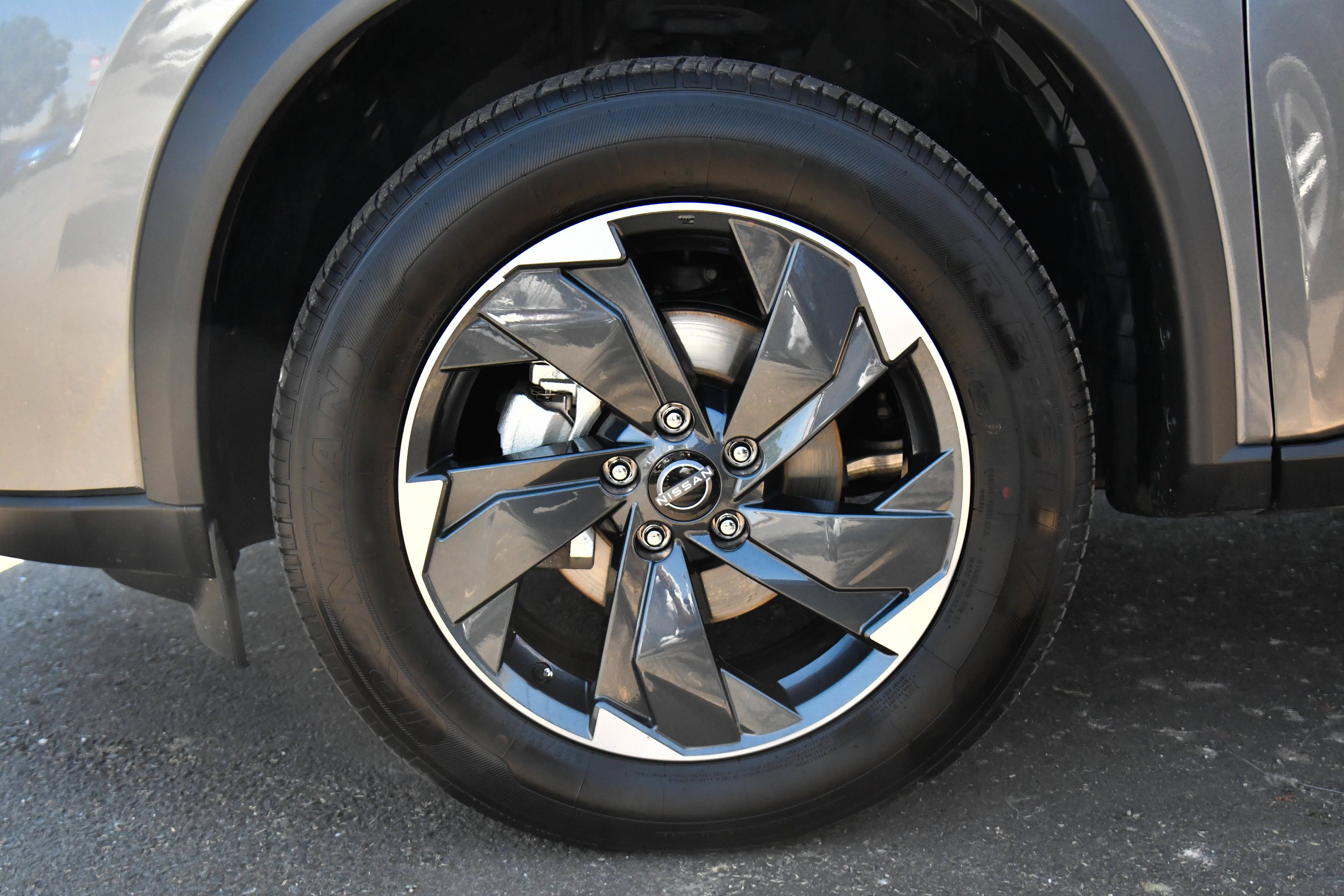 Used 2025 Nissan Rogue SV AWD/4WD image 12