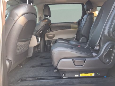 Used 2025 Kia Carnival EX FWD image 13