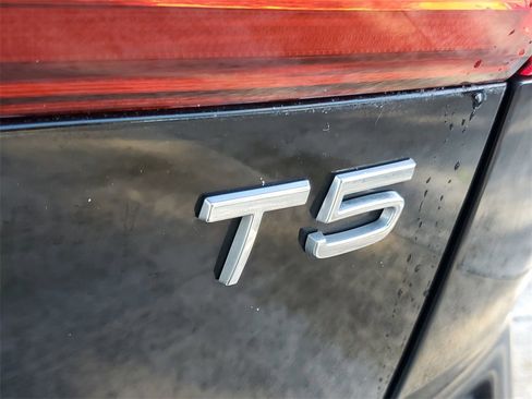 Certified 2021 Volvo XC60 T5 Momentum w/ Premium Package image 8