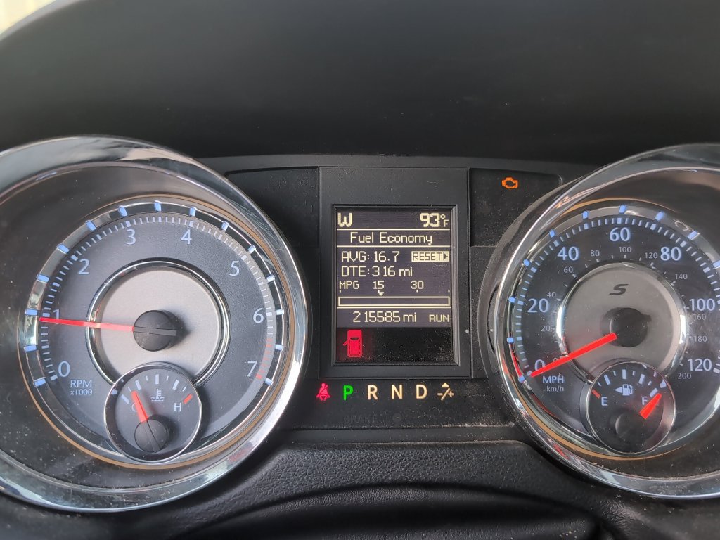 Used 2014 Chrysler Town & Country S FWD image 7