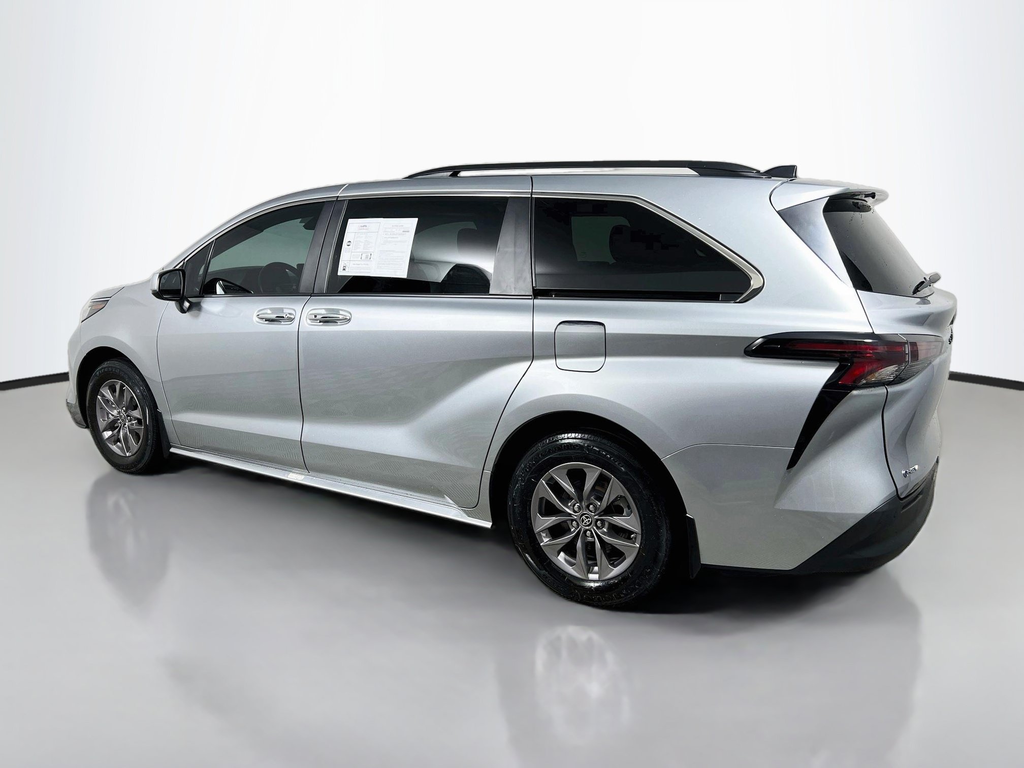 Used 2025 Toyota Sienna XLE w/ XLE Plus Package FWD image 8