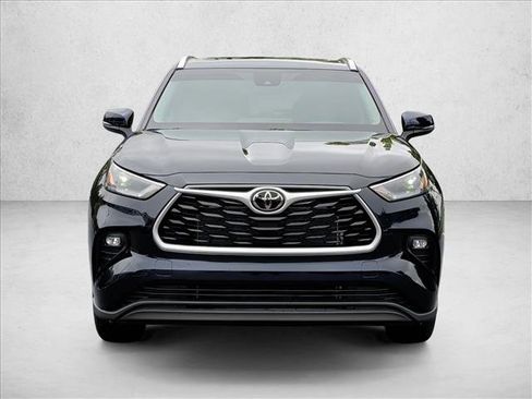 Used 2025 Toyota Highlander XLE FWD image 2