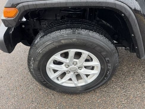 Used 2023 Jeep Gladiator Sport image 7