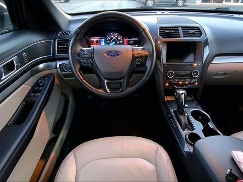 Used 2018 Ford Explorer XLT w/ Equipment Group 202A image 6