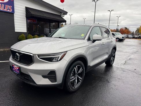 Used 2023 Volvo XC40 B5 Core image 12