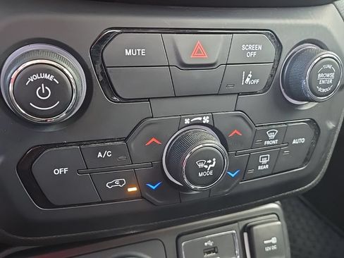 Used 2023 Jeep Renegade Trailhawk AWD/4WD image 29