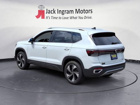 Certified 2025 Volkswagen Taos SE image 3