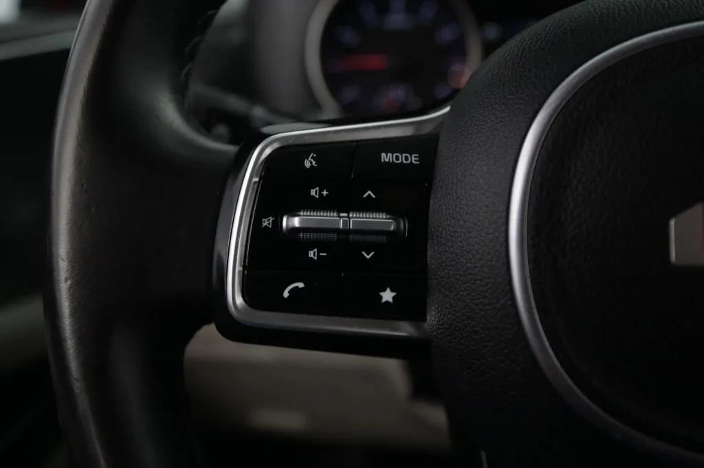 Used 2023 Kia Carnival LX FWD image 22