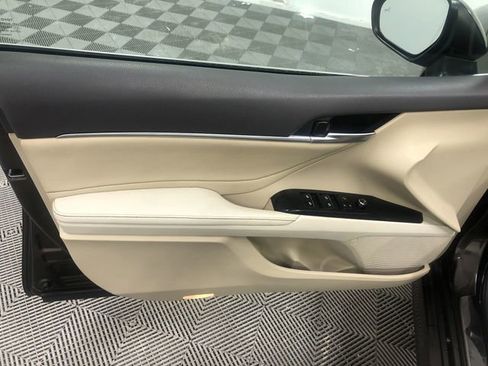 Used 2018 Toyota Camry XLE image 13