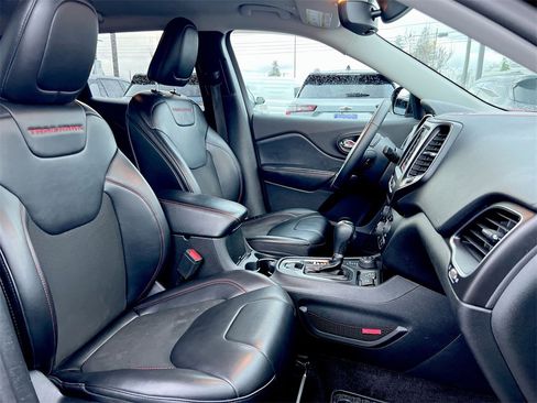 Used 2019 Jeep Cherokee Trailhawk w/ Cold Weather Group image 22