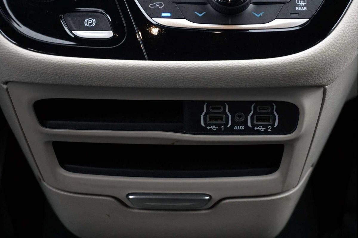Used 2024 Chrysler Pacifica Limited FWD image 26