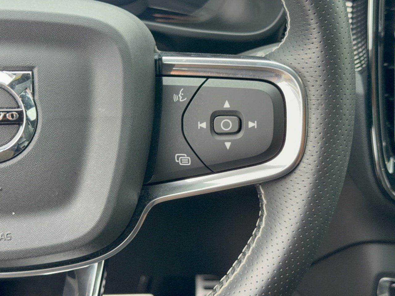 Used 2021 Volvo XC40 P8 Recharge w/ Climate Package AWD/4WD image 19