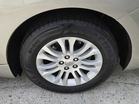 Used 2017 Toyota Sienna XLE Premium FWD image 11