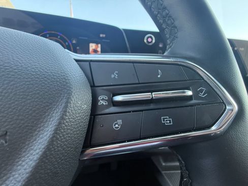 Used 2025 Chevrolet Equinox LT AWD/4WD image 17