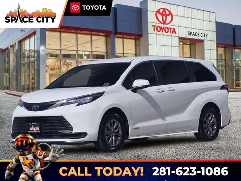 Used 2021 Toyota Sienna LE FWD image 1