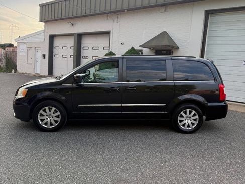 Used 2014 Chrysler Town & Country Touring FWD image 4
