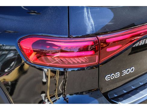 Used 2024 Mercedes-Benz EQB 300 4MATIC image 8