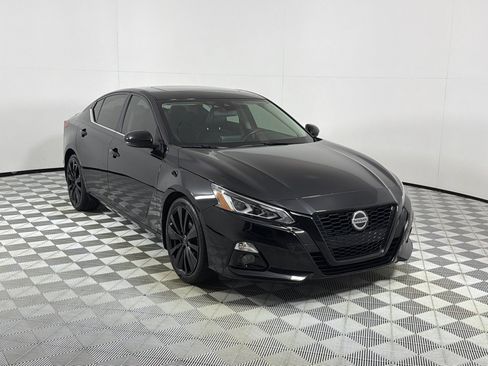 Used 2022 Nissan Altima 2.5 SR w/ Midnight Edition Package FWD image 3