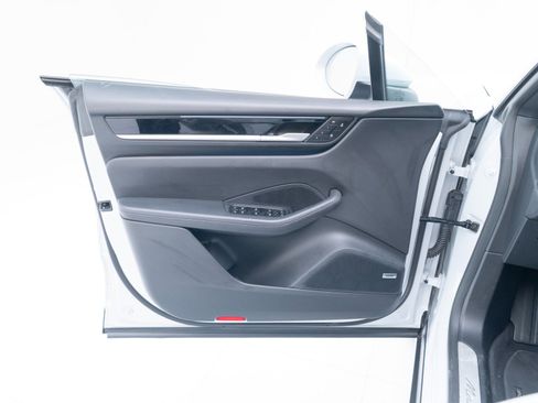 Certified 2025 Porsche Macan Electric image 21