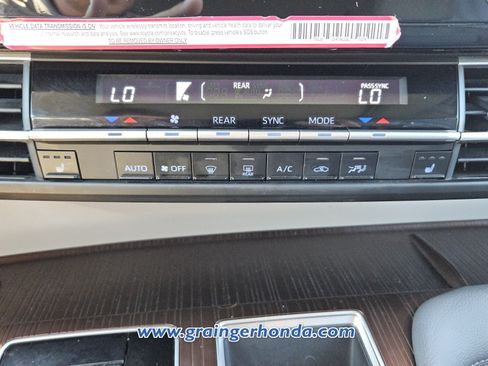 Used 2024 Toyota Sienna XLE FWD image 17