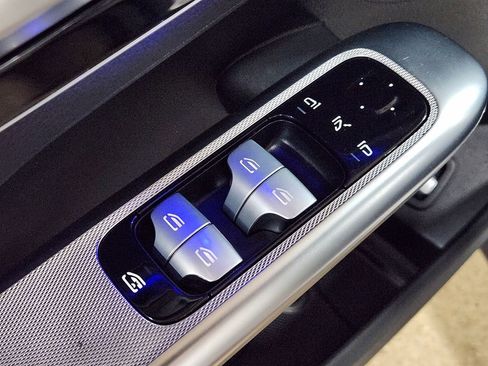 Used 2025 Mercedes-Benz GLC 300 4MATIC image 44