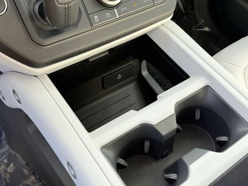 Used 2025 Land Rover Defender 110 X-Dynamic SE image 16