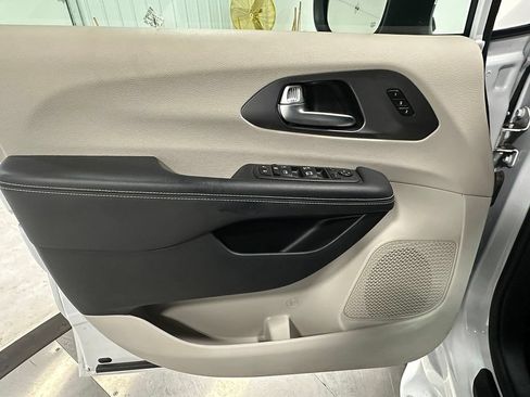 Used 2023 Chrysler Pacifica Touring-L FWD image 21