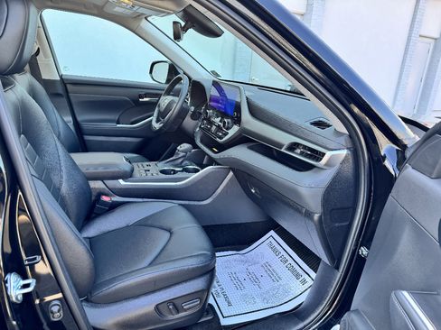 Used 2023 Toyota Highlander XLE image 14