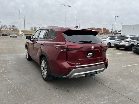 Certified 2025 Toyota Highlander Platinum image 5