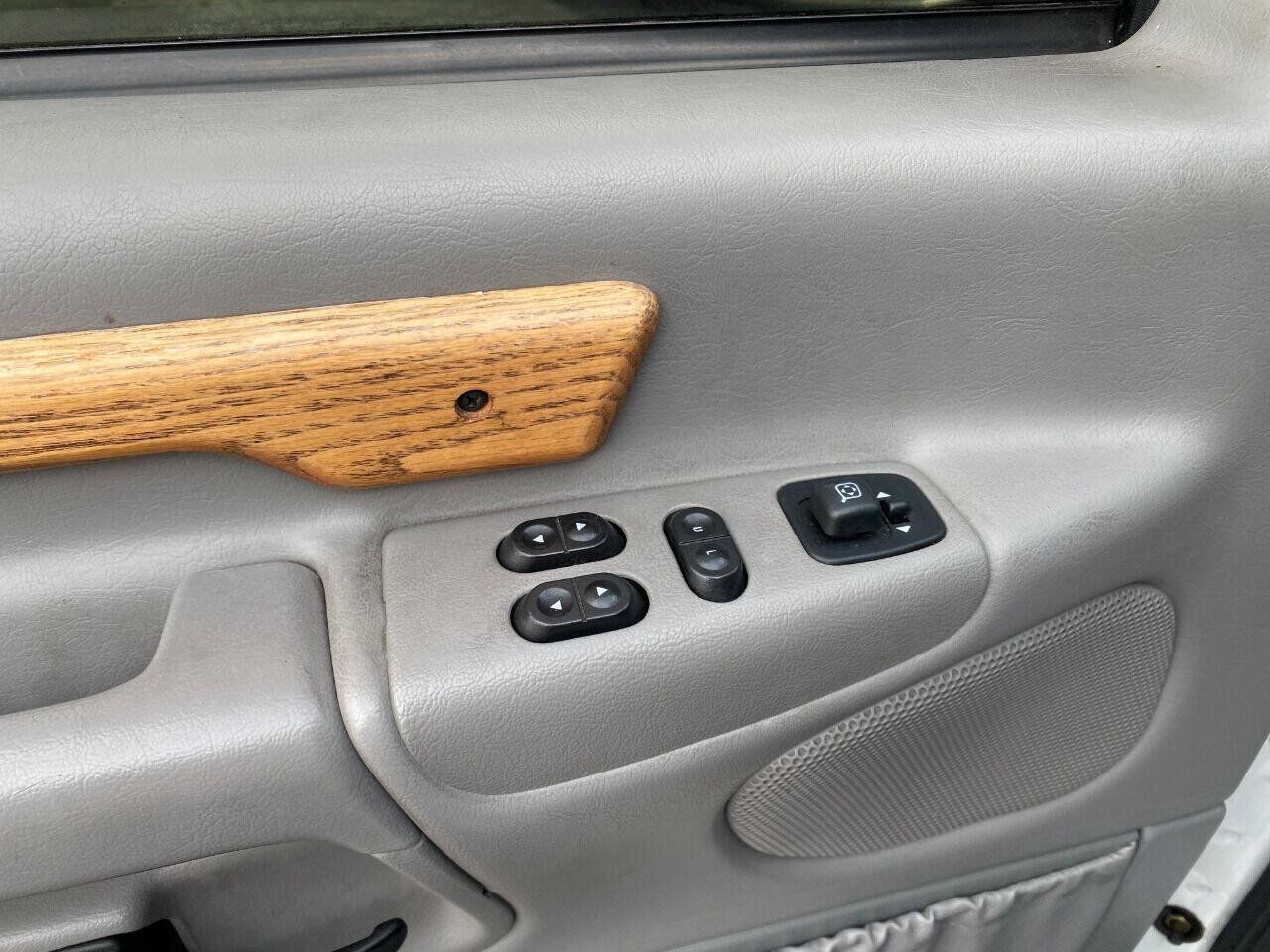 Used 1997 Ford E-150 and Econoline 150 RWD image 12