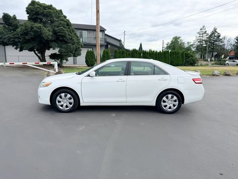 Used 2011 Toyota Camry LE FWD image 2