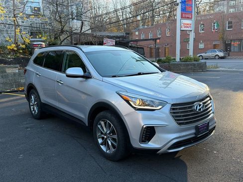 Used 2017 Hyundai Santa Fe SE image 3